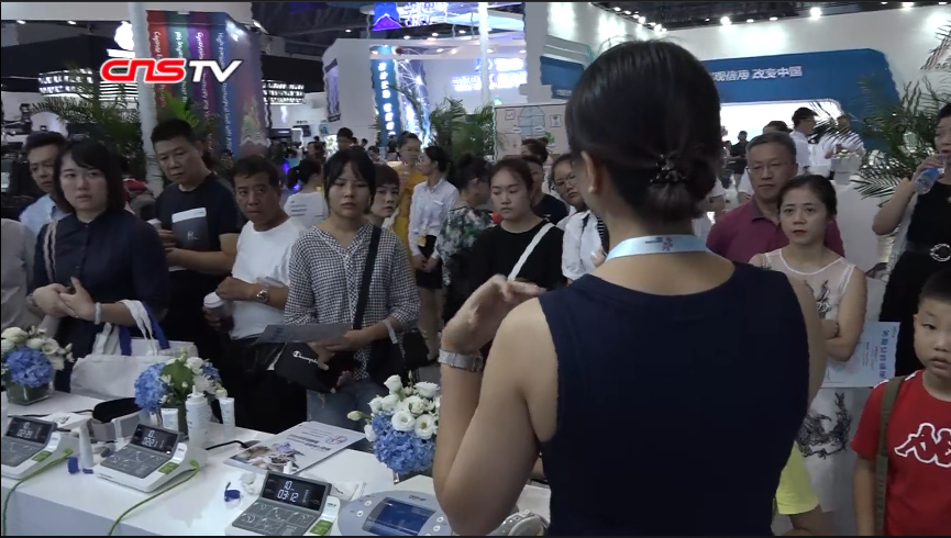 [中国新闻网]海扶医疗超声波治疗亮相智博会引市民争相体验