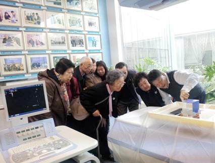 原中央保健局王敏清局长及邓小平专职保健医生等退休老专家参观海扶医疗